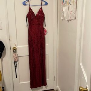Burgundy long dress tight fit with slit on the left leg